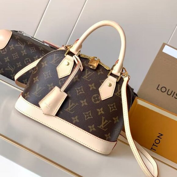 Louis Vuitton Women's Handbag/Crossbody Bag - Picture 1 of 9